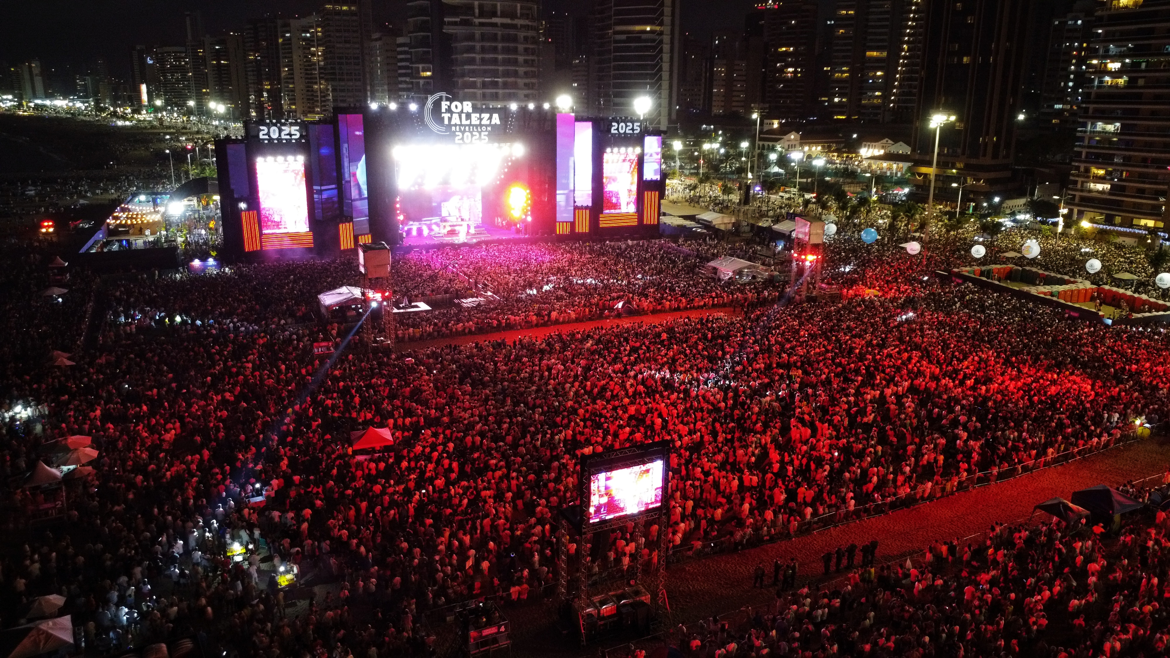 foto área do público durante o réveillon no Aterro